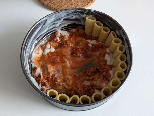 Pečený timballo z rigatoni s klobásou, bešamelem a mozzarellou - Příprava krok 8