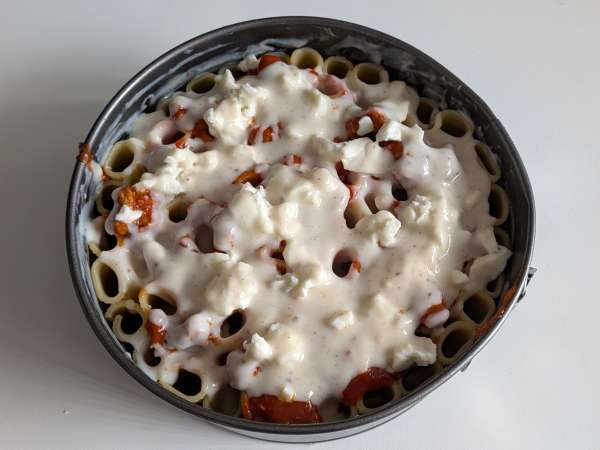 Pečený timballo z rigatoni s klobásou, bešamelem a mozzarellou - Příprava krok 10