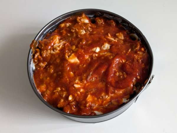 Pečený timballo z rigatoni s klobásou, bešamelem a mozzarellou - Příprava krok 11
