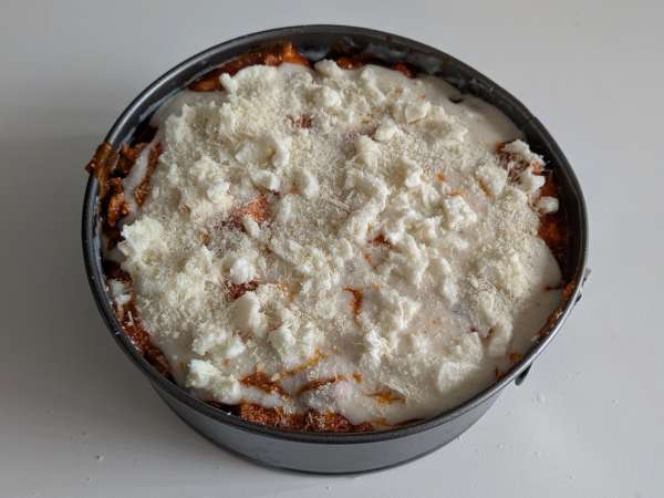 Pečený timballo z rigatoni s klobásou, bešamelem a mozzarellou - Příprava krok 12