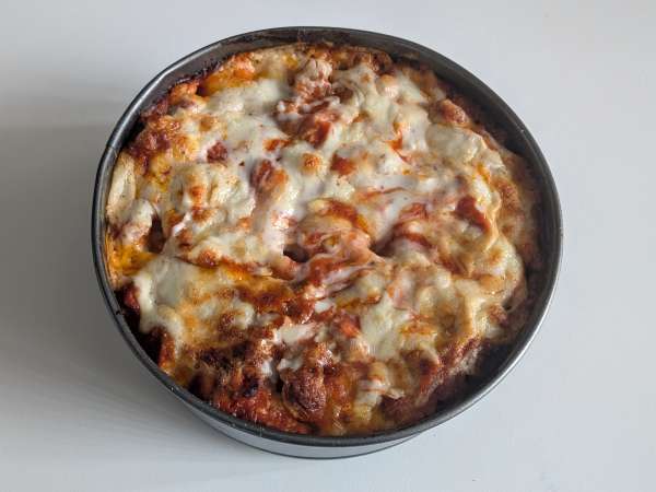 Pečený timballo z rigatoni s klobásou, bešamelem a mozzarellou - Příprava krok 13