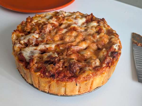 Pečený timballo z rigatoni s klobásou, bešamelem a mozzarellou - Příprava krok 14
