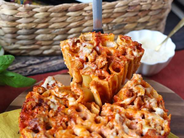 Pečený timballo z rigatoni s klobásou, bešamelem a mozzarellou - Příprava krok 15
