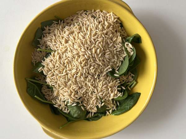 Orzo z jednoho hrnce s paprikou, chorizem a špenátem - Příprava krok 2
