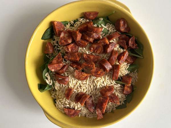Orzo z jednoho hrnce s paprikou, chorizem a špenátem - Příprava krok 3