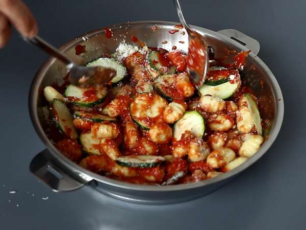 Rychlý recept na zapečené noky s cuketou a mozzarellou - Příprava krok 3