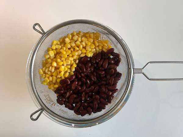 Proteinový salát z quinoa s červenými fazolemi a kukuřicí - Příprava krok 3