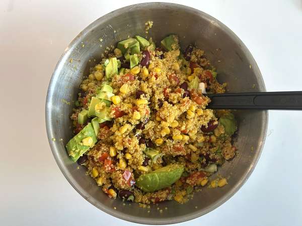 Proteinový salát z quinoa s červenými fazolemi a kukuřicí - Příprava krok 7