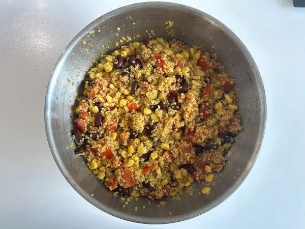 Proteinový salát z quinoa s červenými fazolemi a kukuřicí - Příprava krok 6