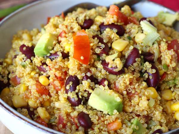 Proteinový salát z quinoa s červenými fazolemi a kukuřicí - Příprava krok 8