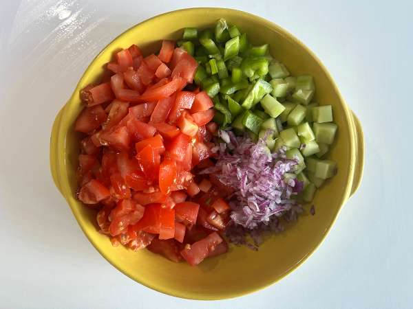 Salát z čočky, fety a edamame s křupavou zeleninou - Příprava krok 1