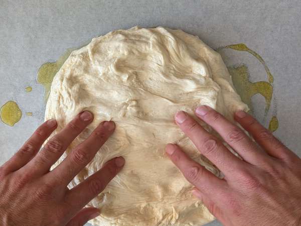 Vysoká a nadýchaná focaccia s cherry rajčátky, olivami a oreganem - Příprava krok 8