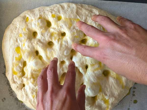 Vysoká a nadýchaná focaccia s cherry rajčátky, olivami a oreganem - Příprava krok 10