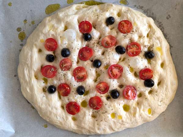 Vysoká a nadýchaná focaccia s cherry rajčátky, olivami a oreganem - Příprava krok 11