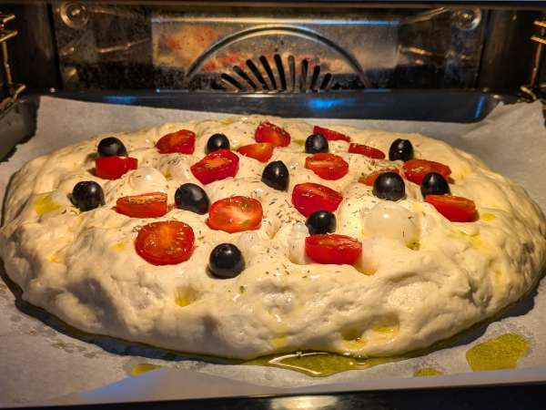 Vysoká a nadýchaná focaccia s cherry rajčátky, olivami a oreganem - Příprava krok 12