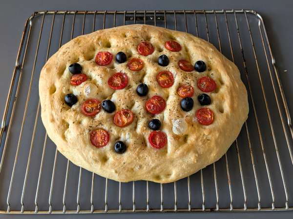 Vysoká a nadýchaná focaccia s cherry rajčátky, olivami a oreganem - Příprava krok 13