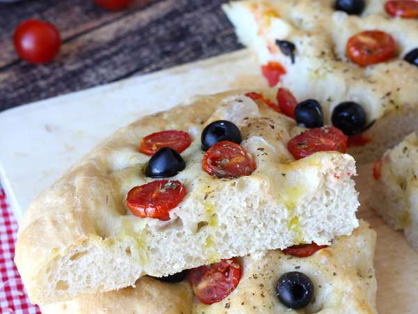 Vysoká a nadýchaná focaccia s cherry rajčátky, olivami a oreganem - Příprava krok 14