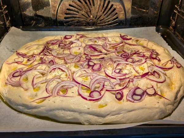 Venkovská focaccia s cibulí a rozmarýnem - Příprava krok 11