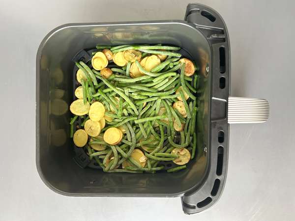 Treska v horkovzdušné fritéze s omáčkou z bílého vína, bramborami a zeleninou - Příprava krok 3