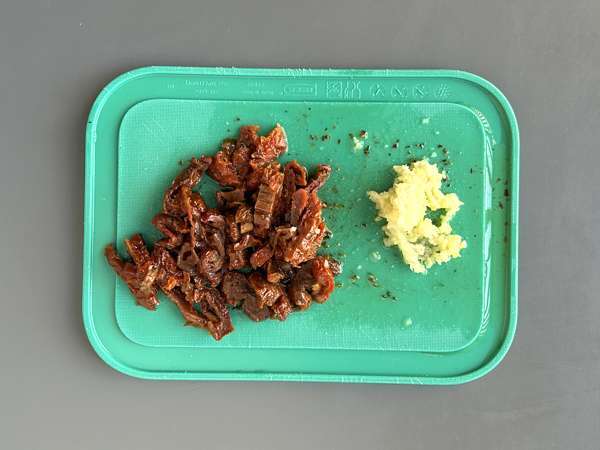 Marry Me Chicken Pasta: krémové těstoviny s kuřecím masem, sušenými rajčaty a parmazánem - Příprava krok 2