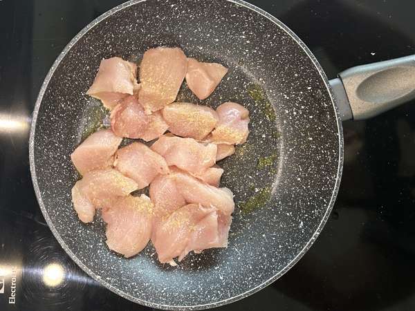 Marry Me Chicken Pasta: krémové těstoviny s kuřecím masem, sušenými rajčaty a parmazánem - Příprava krok 4