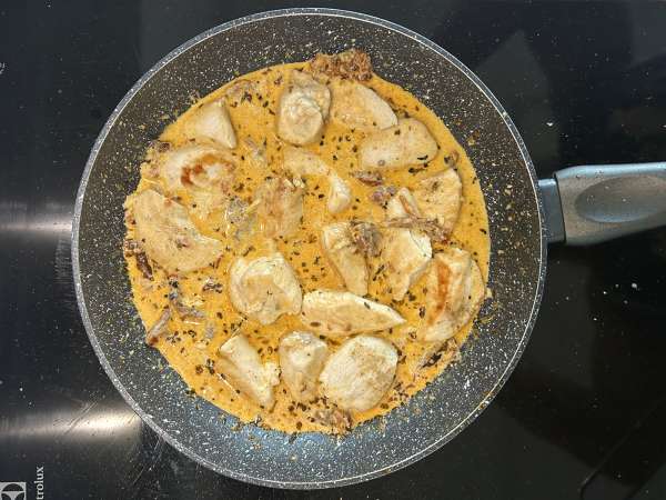 Marry Me Chicken Pasta: krémové těstoviny s kuřecím masem, sušenými rajčaty a parmazánem - Příprava krok 9