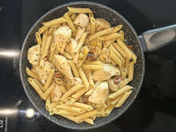 Marry Me Chicken Pasta: krémové těstoviny s kuřecím masem, sušenými rajčaty a parmazánem - Příprava krok 10