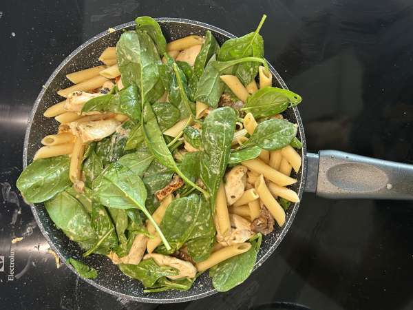 Marry Me Chicken Pasta: krémové těstoviny s kuřecím masem, sušenými rajčaty a parmazánem - Příprava krok 11