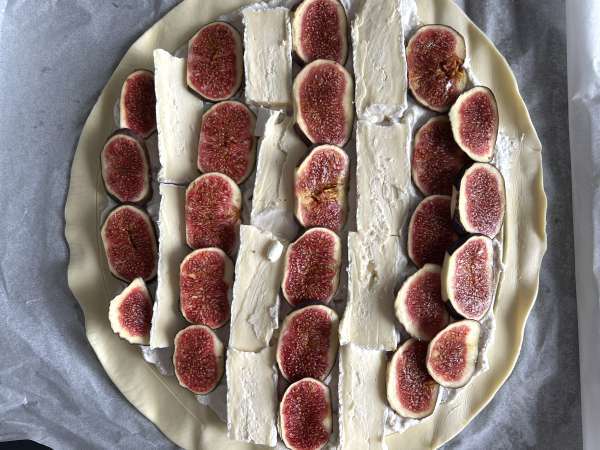 Tenký koláč s fíky, brie a ořechy - Příprava krok 6