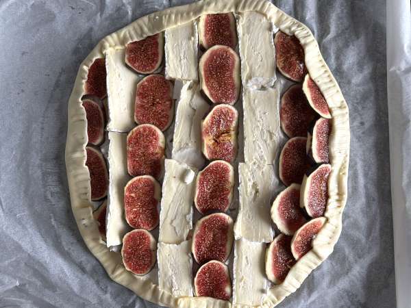 Tenký koláč s fíky, brie a ořechy - Příprava krok 7