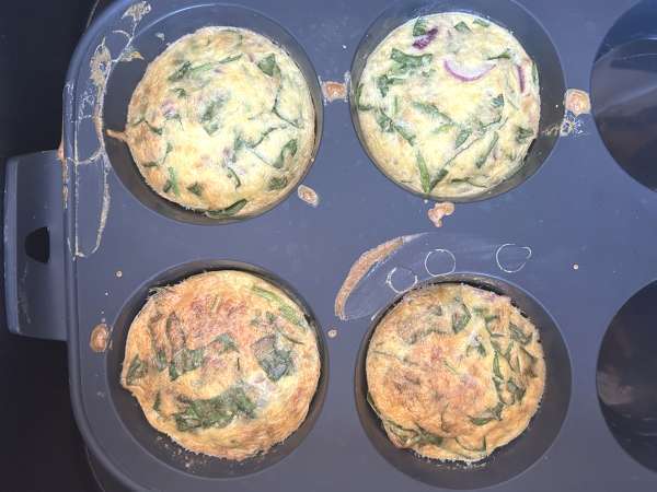 Vaječné jednohubky s tvarohem v horkovzdušné fritéze: snadné a proteinové vaječné jednohubky - Příprava krok 4
