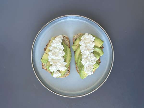 Toast s avokádem a tvarohem s kořeněným medem - Příprava krok 3