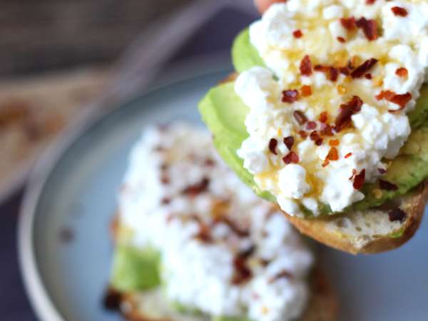 Toast s avokádem a tvarohem s kořeněným medem - Příprava krok 4