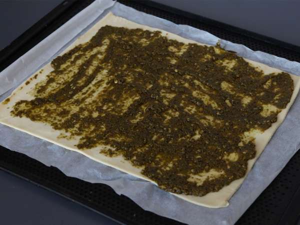 Listová koruna s pestem, mozzarellou a sušenými rajčaty - Příprava krok 1