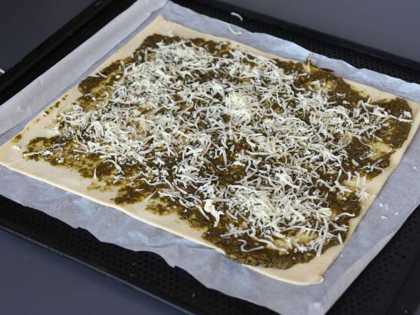 Listová koruna s pestem, mozzarellou a sušenými rajčaty - Příprava krok 2