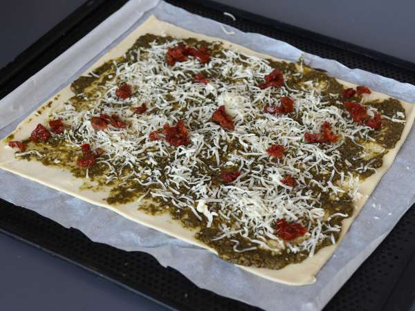 Listová koruna s pestem, mozzarellou a sušenými rajčaty - Příprava krok 3