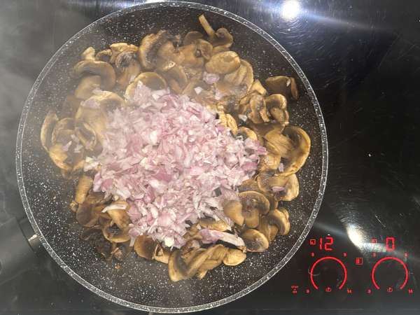 Quiche bez těsta s houbami, slaninou a sýrem cottage - Příprava krok 3