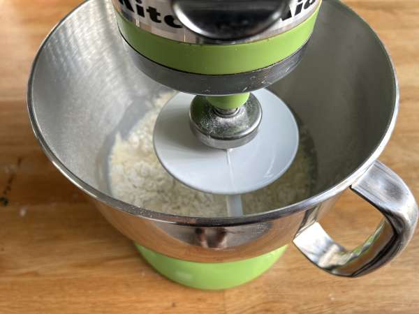 Zwiebelkuchen: německý koláč s jemnou cibulí a slaninou - Příprava krok 2