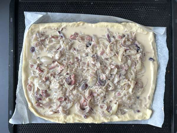 Zwiebelkuchen: německý koláč s jemnou cibulí a slaninou - Příprava krok 9