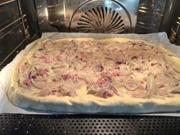 Zwiebelkuchen: německý koláč s jemnou cibulí a slaninou - Příprava krok 10