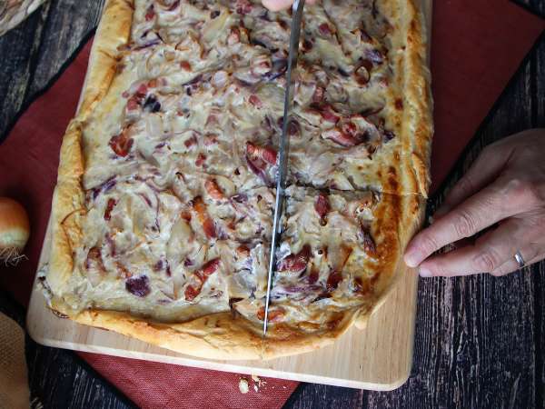 Zwiebelkuchen: německý koláč s jemnou cibulí a slaninou - Příprava krok 11