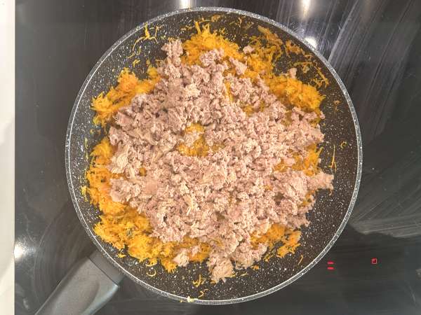 Quiche bez těsta s tuňákem, mrkví a sýrem cottage: snadná a bohatá na bílkoviny - Příprava krok 3