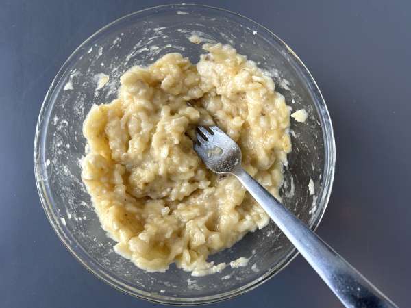 Veganský banánový chlebíček s miso, ořechy a čokoládou - Příprava krok 2