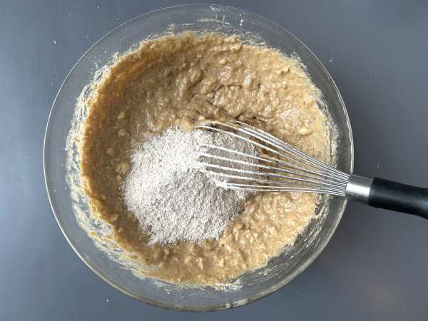 Veganský banánový chlebíček s miso, ořechy a čokoládou - Příprava krok 4