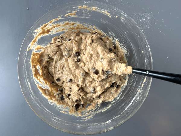 Veganský banánový chlebíček s miso, ořechy a čokoládou - Příprava krok 6