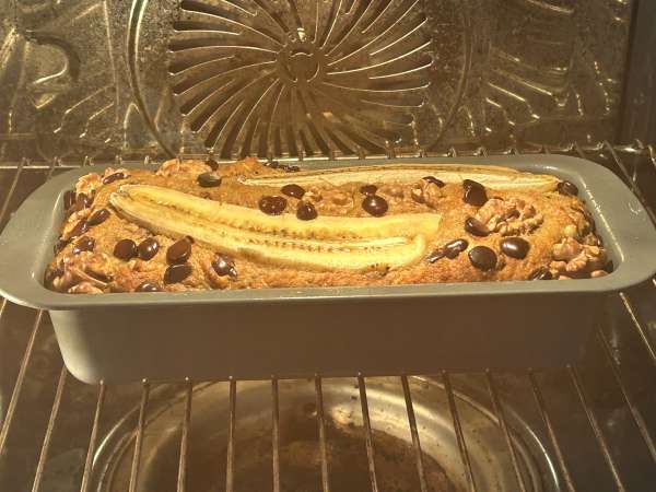 Veganský banánový chlebíček s miso, ořechy a čokoládou - Příprava krok 9