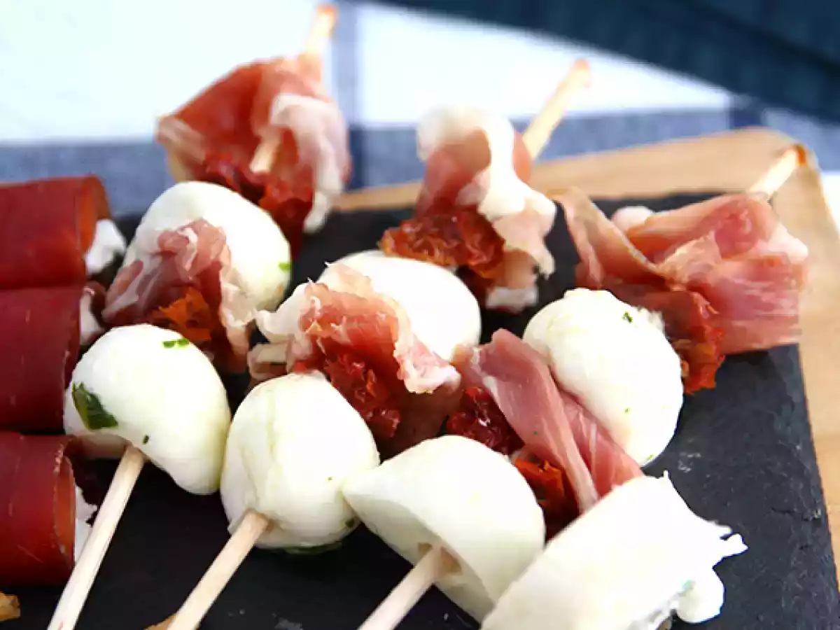 Aperitivní kebab z mozzarelly, sušené šunky a sušených rajčat - foto 2