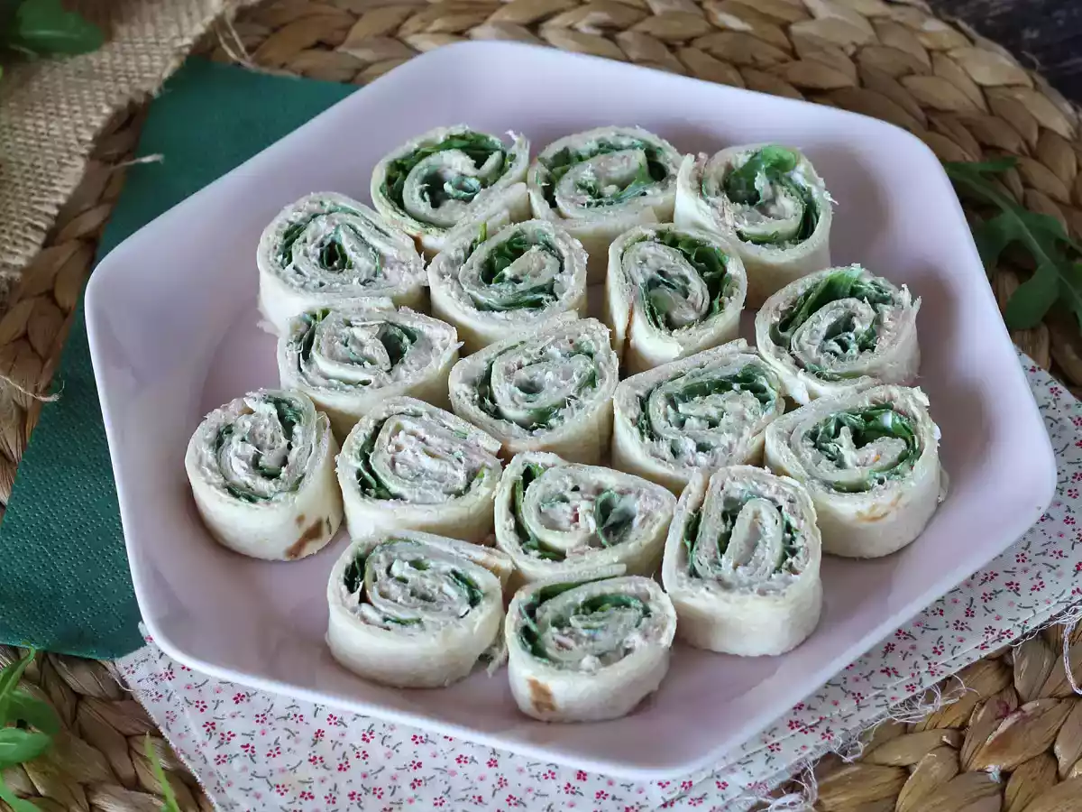 Aperitivní rolky s tortillami, tuňákem a čerstvým sýrem - foto 2