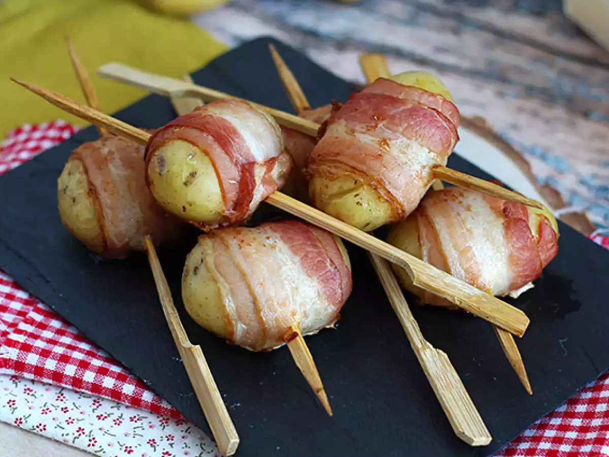 Aperitivní špízy z brambor a uzené slaniny