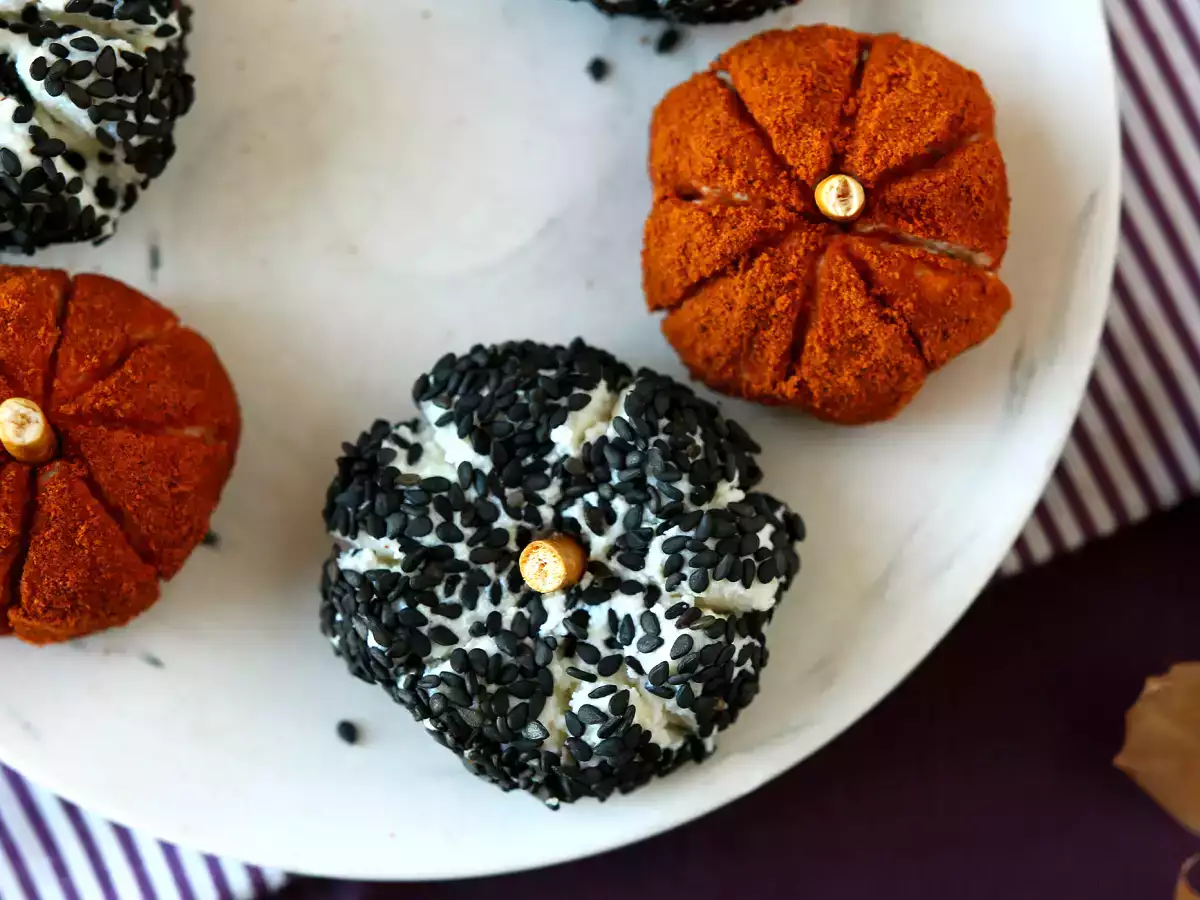 Aperitivní sýrová pomazánka ve tvaru dýně, ideální na Halloween!
